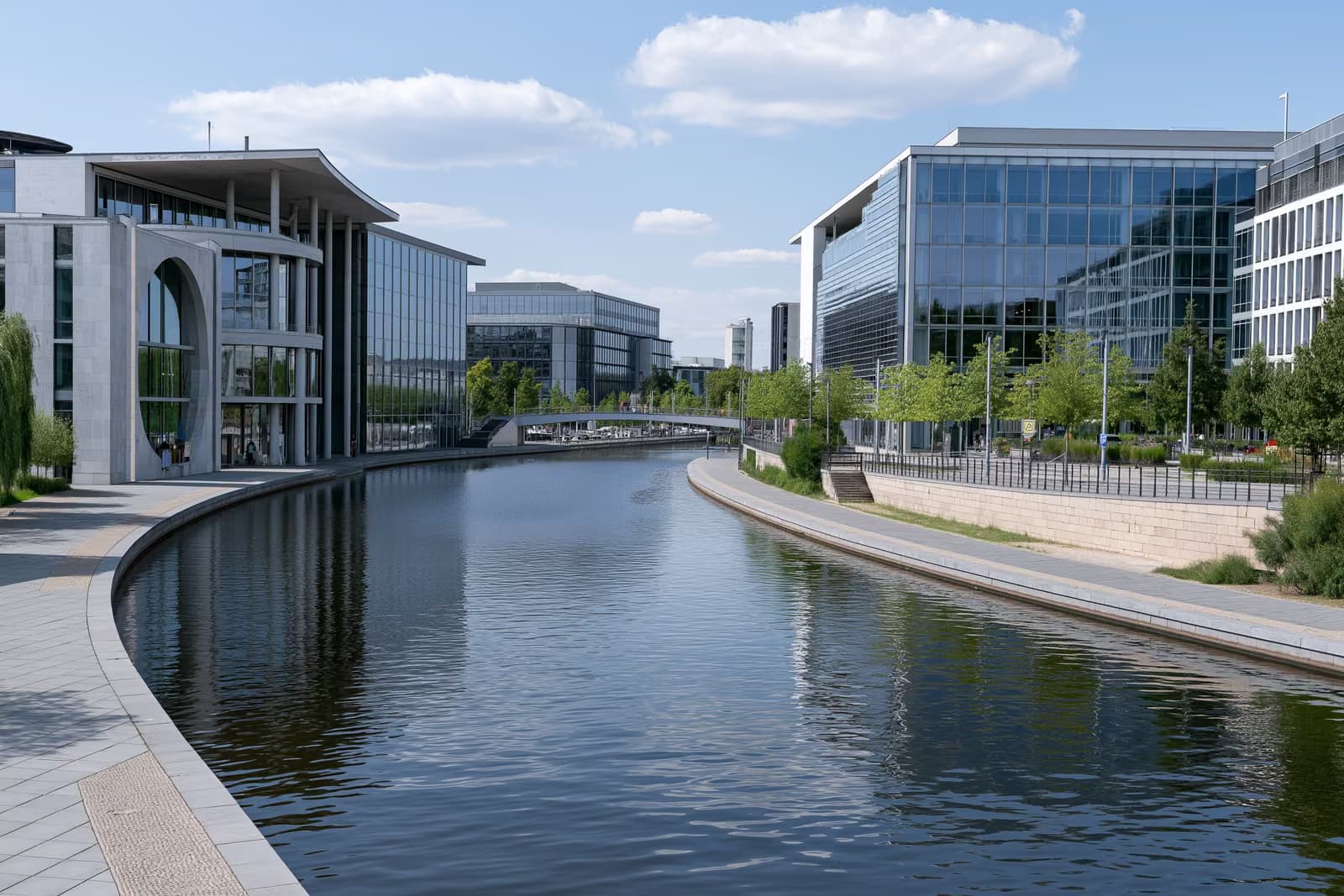 Lagjja e qeverisë gjermane në Berlin nën një qiell të ndritshëm veror, e parë nga përtej lumit.
