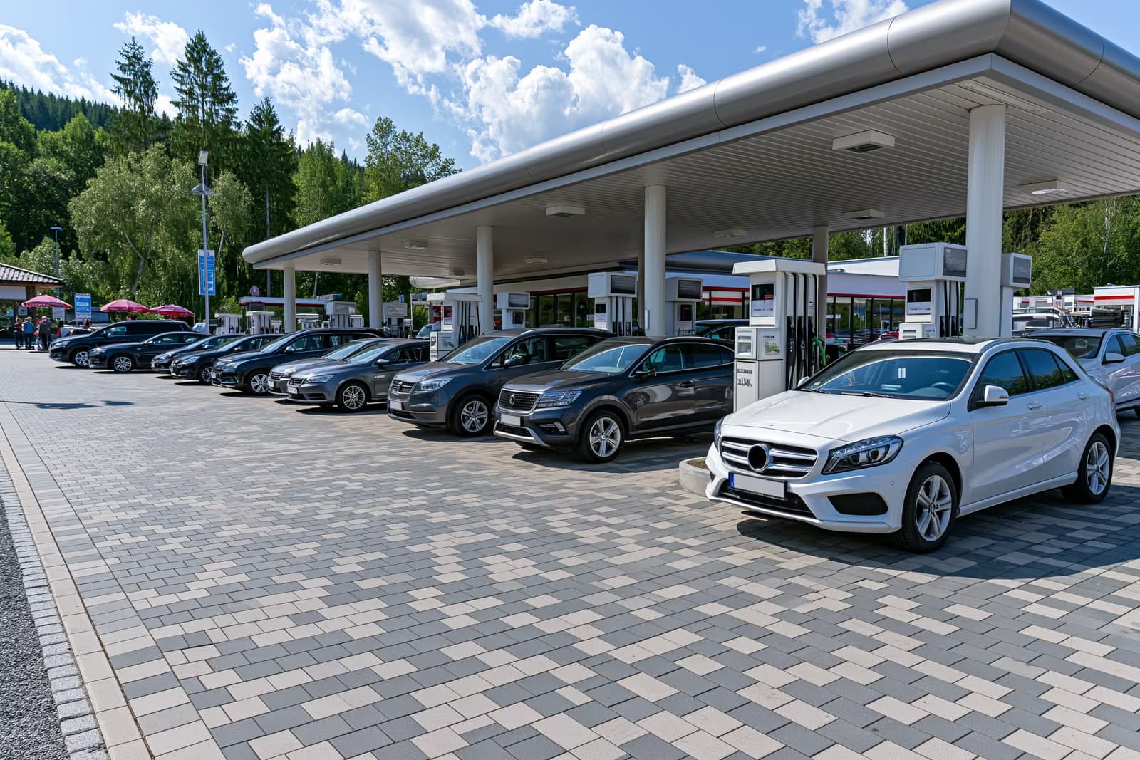 Një rresht pompash karburanti në një stacion benzine gjerman në një mëngjes të ndritshëm vere.
