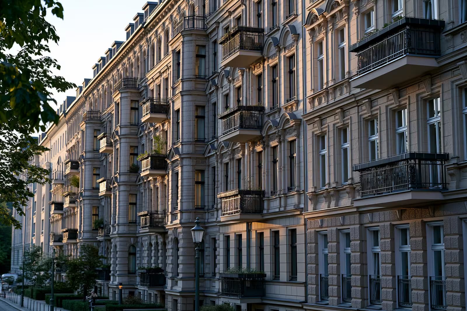 Një rresht pallatesh apartamentesh në një qytet gjerman me një tabelë "jep me qira" në dritare