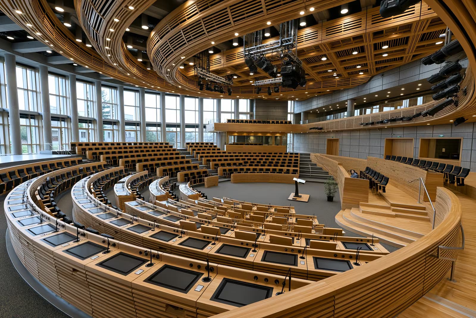 Brendësia e gjerë e një salle plenare të zbrazët të parlamentit kombëtar para një debati.