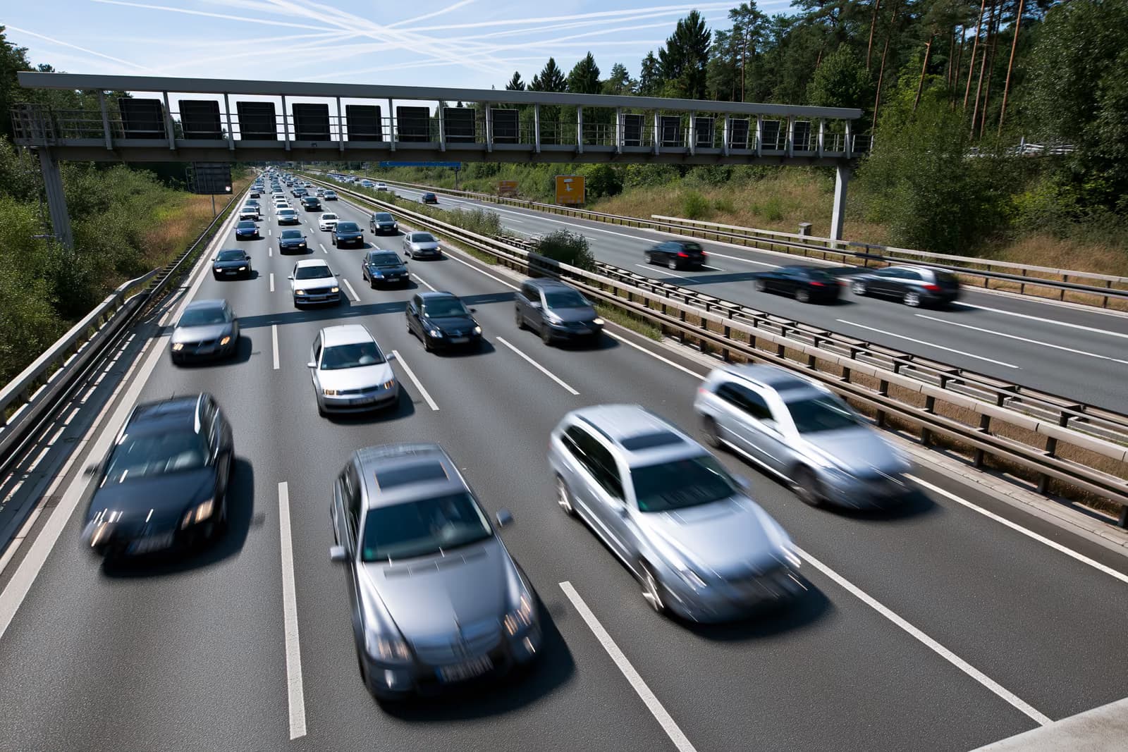 Makina që lëvizin përgjatë një autostrade gjermane në një ditë të ndritshme vere.