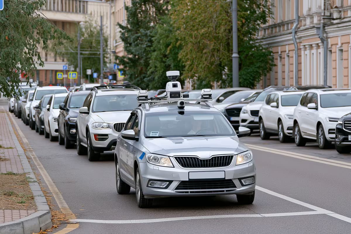 Një makinë bashkiake e pajisur me kamera që skanon automjete të parkuara në një rrugë qyteti.