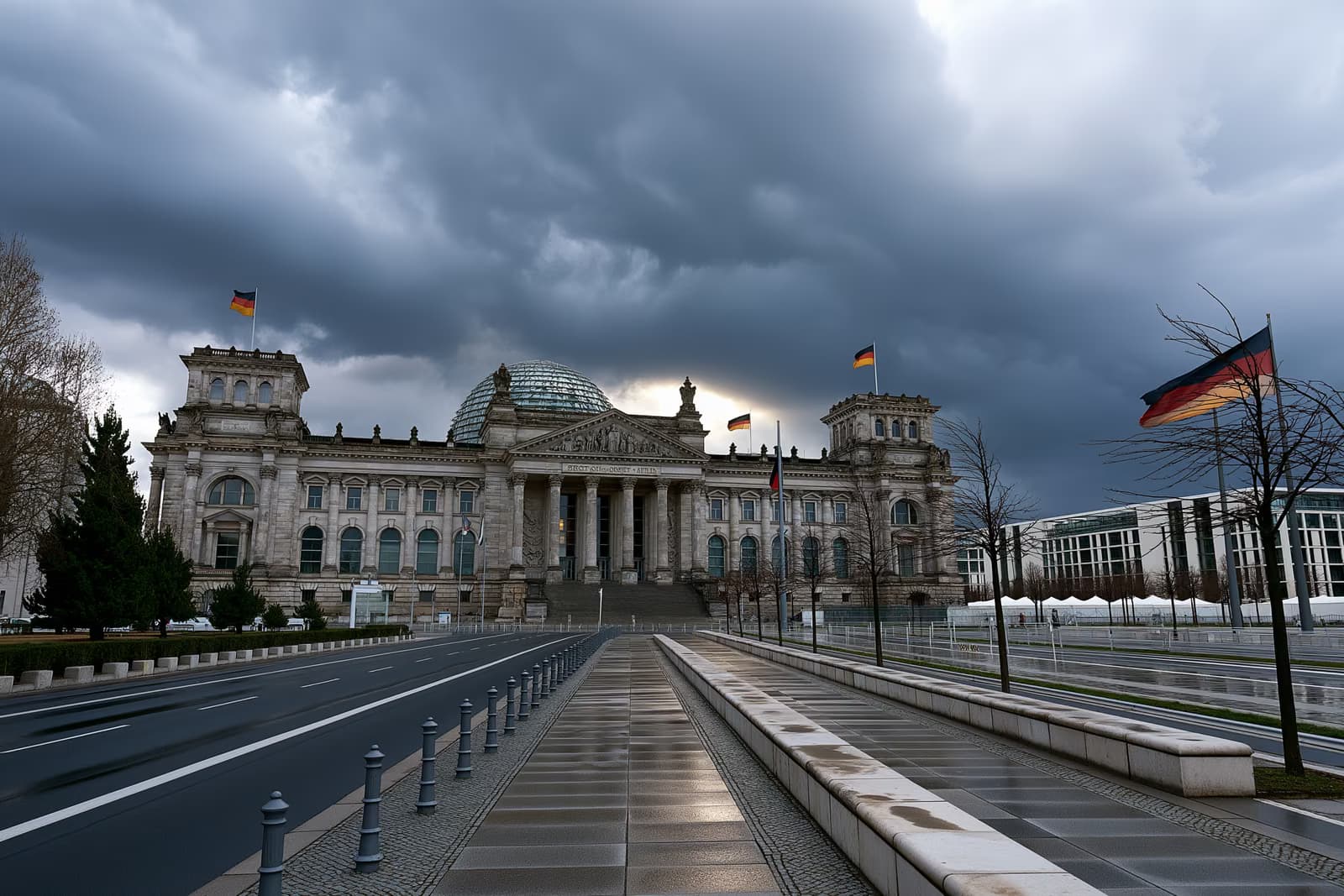 Ndërtesa e Reichstag në Berlin nën re të dendura gri, duke reflektuar atmosferën e tensionuar të kapur nga sondazhi i fundit i Politbarometrit.
