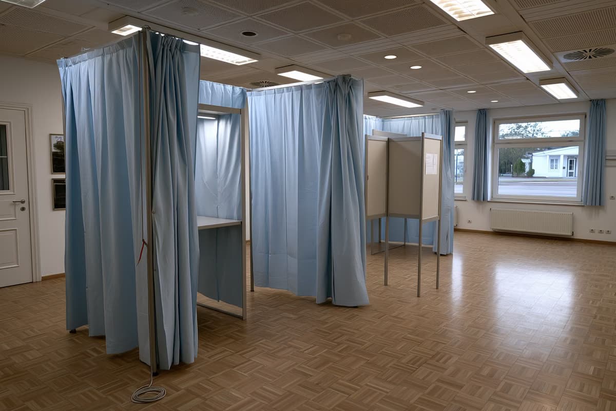 Një kabinë votimi bosh me një laps në spango në një sallë komunitare gjermane