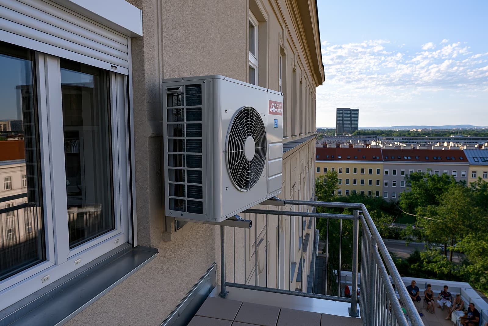 Një njësi kondicionimi me ndarje e montuar në murin e ballkonit të një apartamenti gjerman Altbau, lloji i pajisjes në qendër të rregullores së kondicionimit të ajrit BGH.