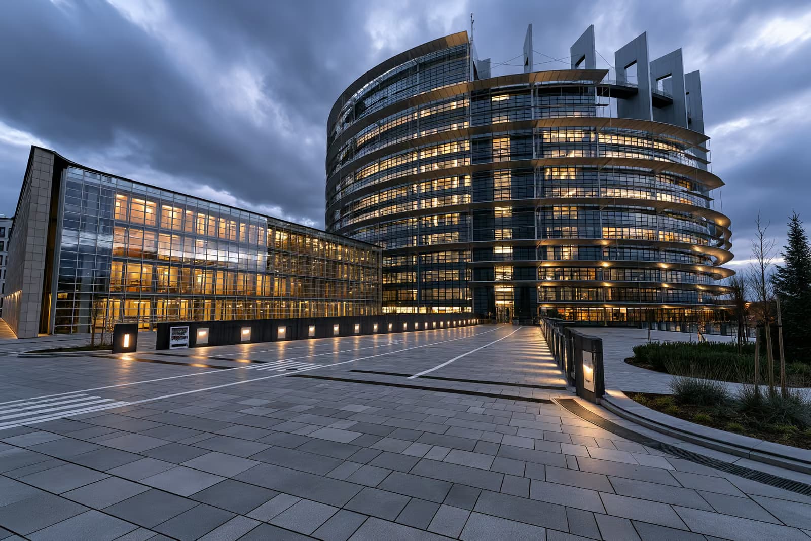 Ndërtesa Berlaymont e Komisionit Evropian në Bruksel me flamuj të BE-së jashtë.